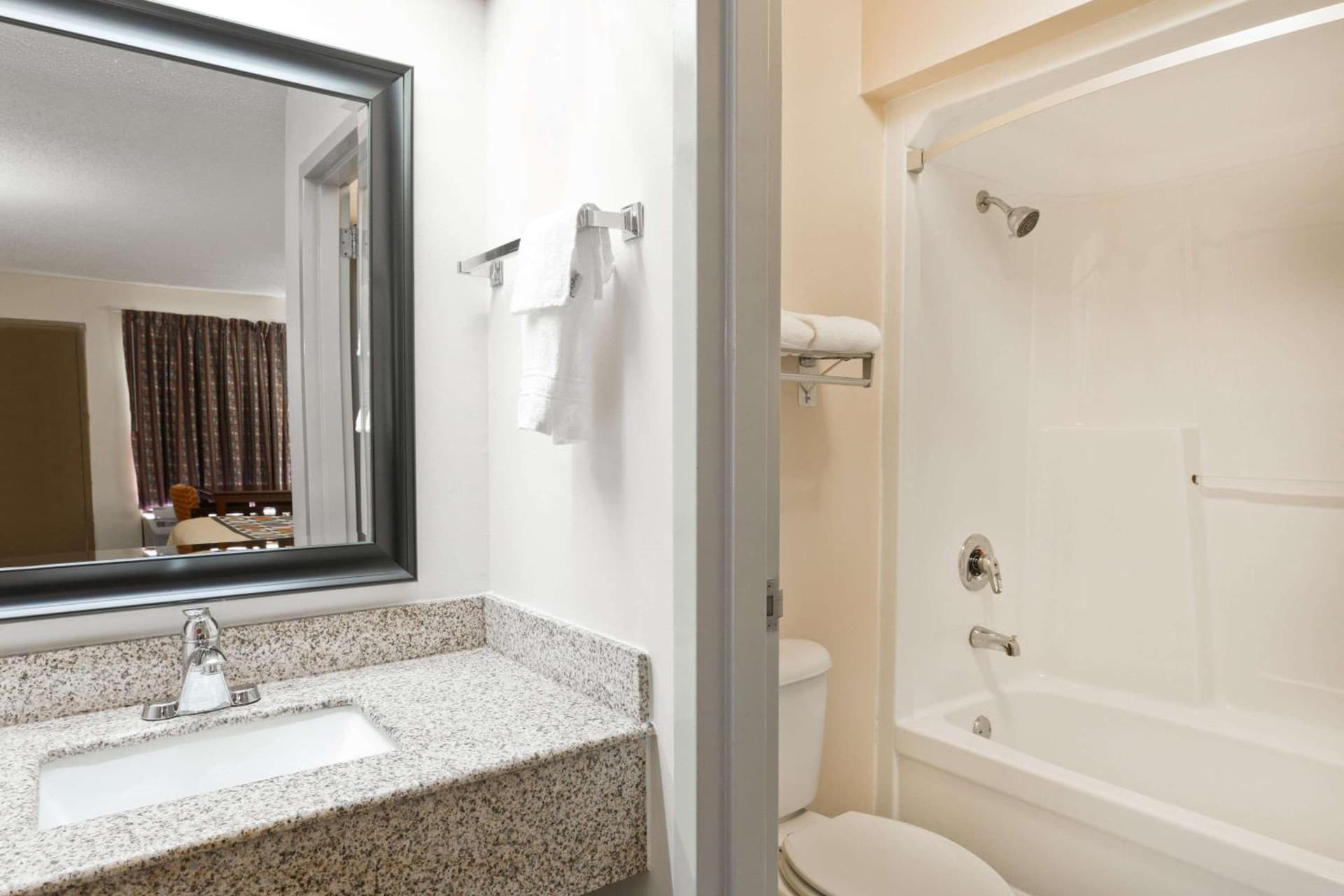 Super 8 by Wyndham Franklin Hwy 31 property views in Franklin, KY — gallery photo 3