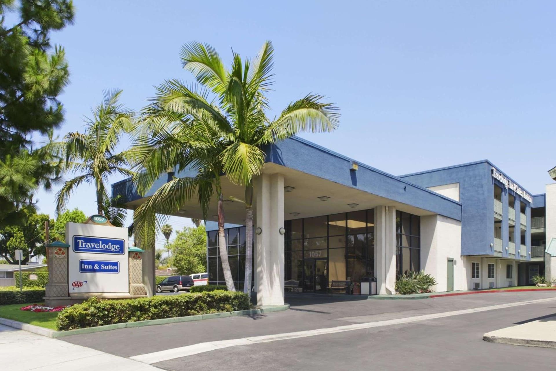Travelodge Inn & Suites by Wyndham Anaheim on Disneyland Dr featured exterior or lobby in Anaheim, CA — similar hotel