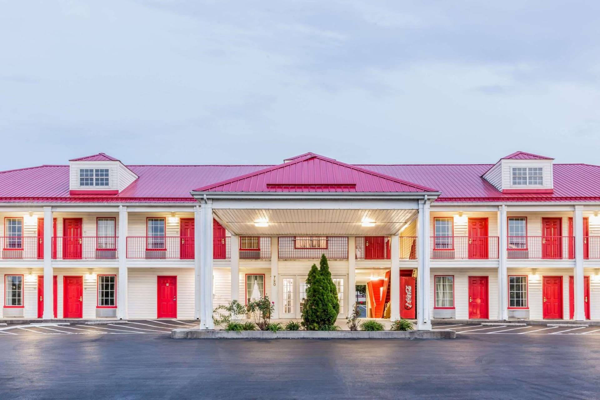 Super 8 by Wyndham Clinton property views in Clinton, TN — gallery photo 3