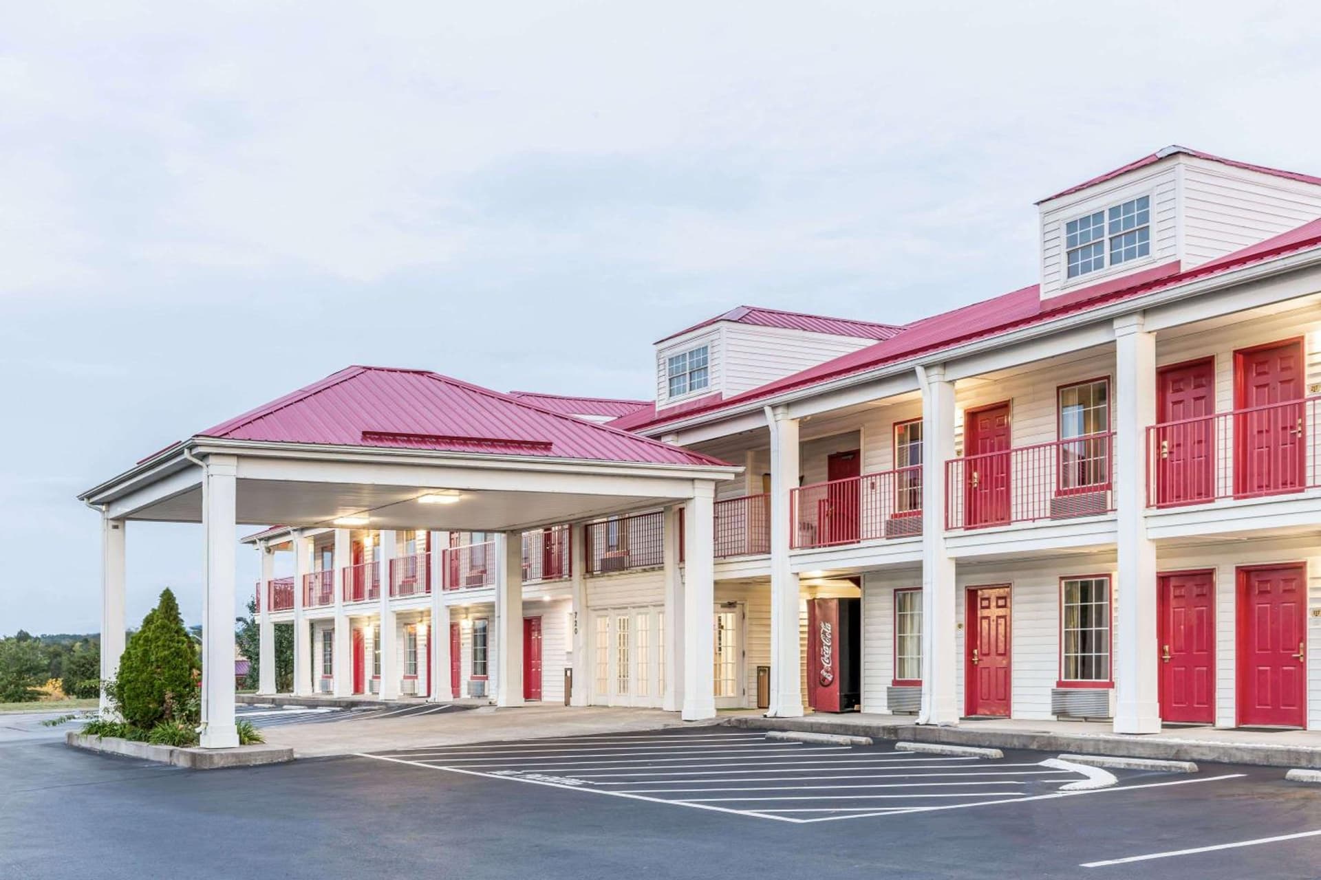 Super 8 by Wyndham Clinton interior in Clinton, TN — gallery photo 2