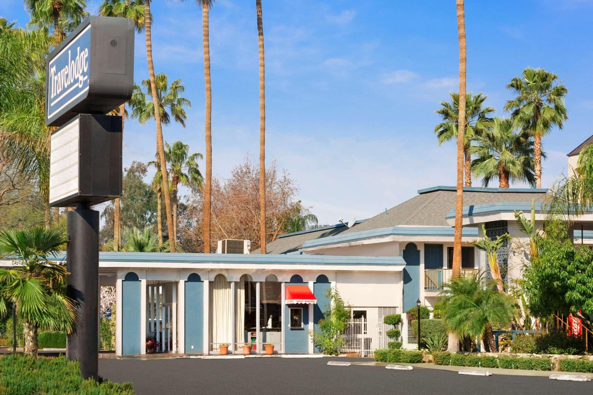 Travelodge by Wyndham Bakersfield interior in Bakersfield, CA — gallery photo 2