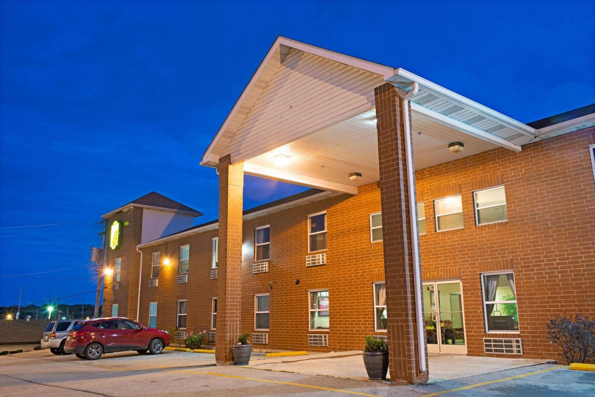 Super 8 by Wyndham St. Louis Airport interior in Woodson Terrace, MO — gallery photo 2
