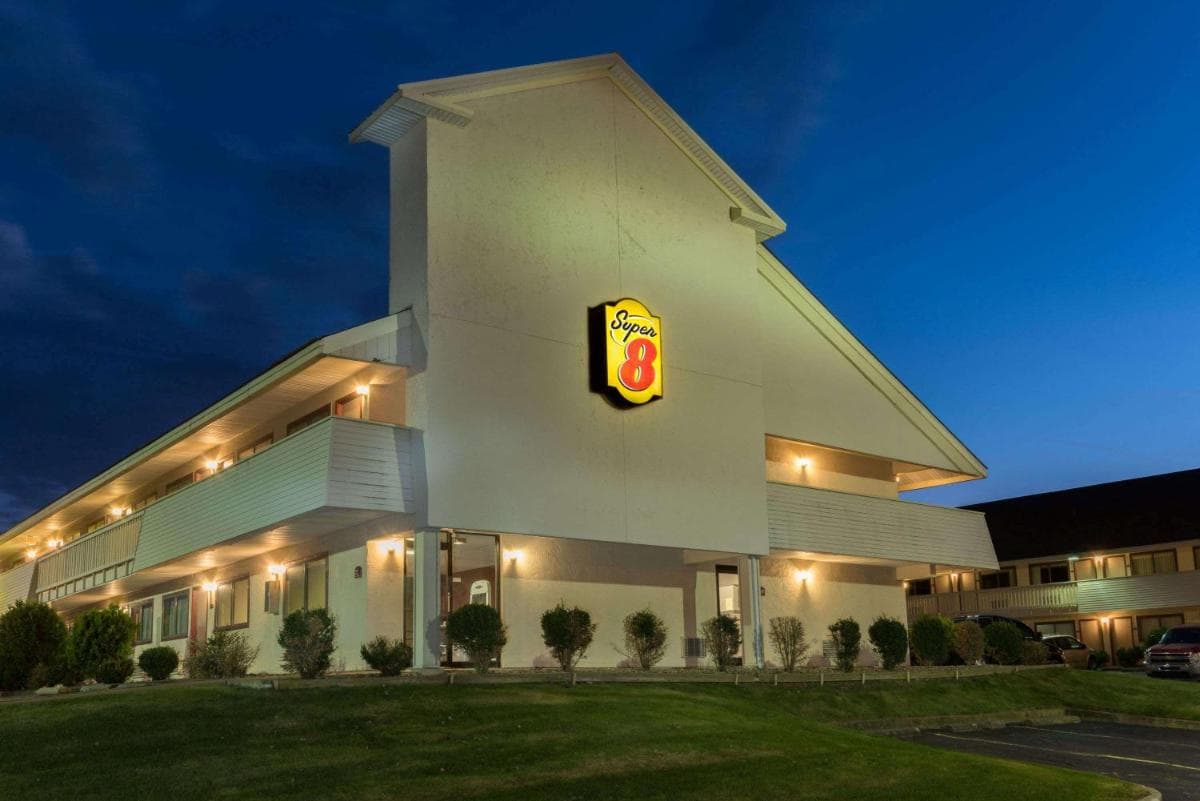 Super 8 by Wyndham Strongsville/Cleveland exterior or lobby in Strongsville, OH — main listing photo