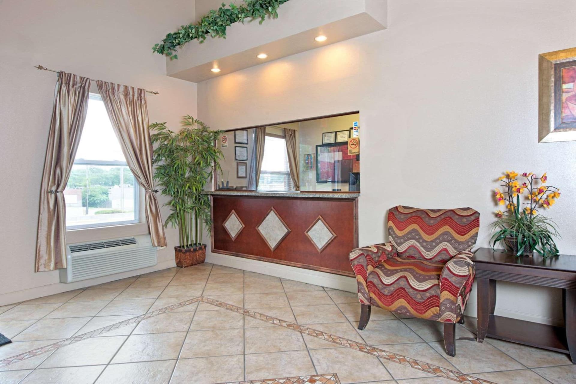 Super 8 by Wyndham St. Louis Airport property views in Woodson Terrace, MO — gallery photo 3