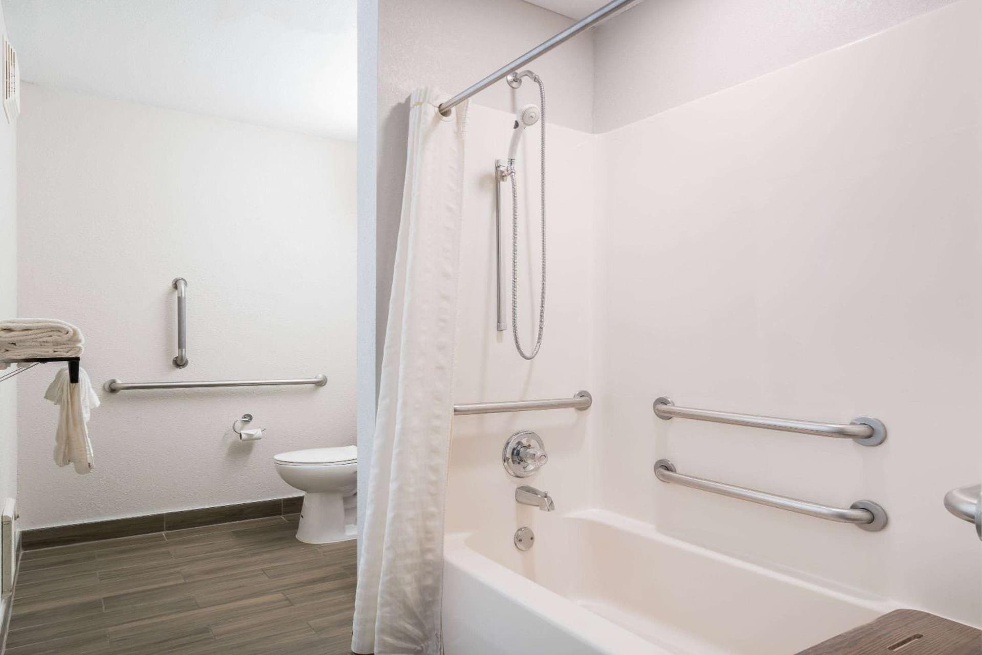 Microtel Inn & Suites by Wyndham Rochester North Mayo Clinic gallery photo in Rochester, MN — image 23