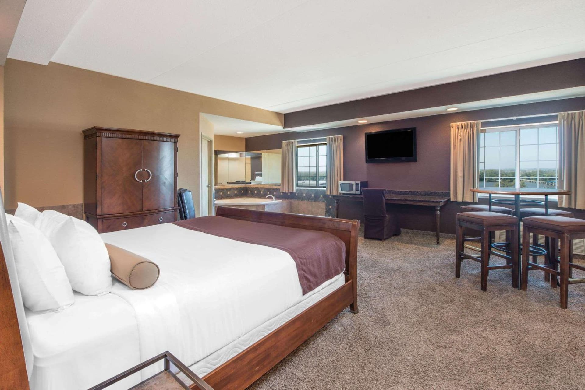 Microtel Inn & Suites by Wyndham Quincy Downtown - River Area interior in Quincy, IL — gallery photo 2