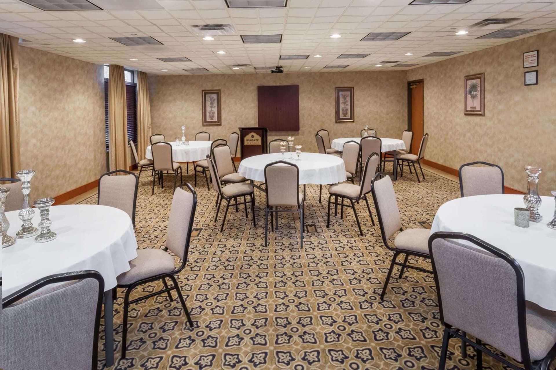 Wingate by Wyndham Peoria - Complimentary Area Shuttle gallery photo in Peoria, IL — image 25