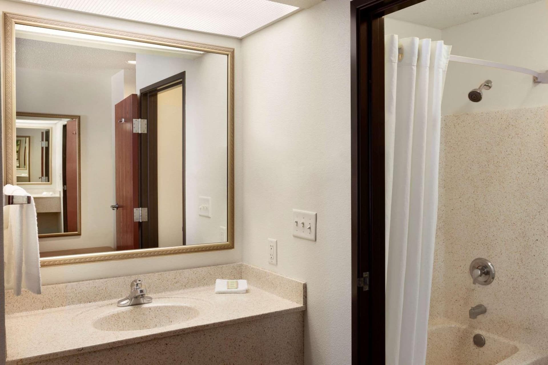 Super 8 by Wyndham Garland Rowlett East Dallas Area gallery photo in Garland, TX — image 23