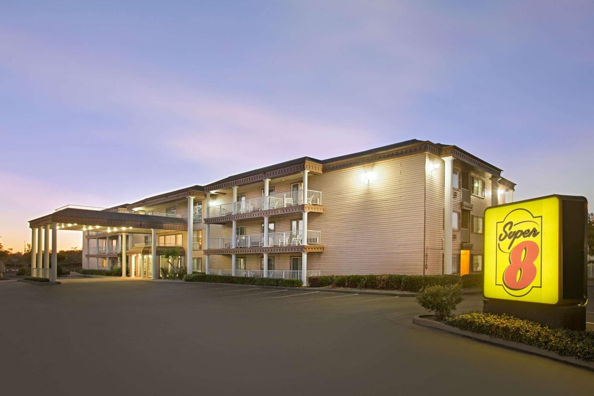 Super 8 by Wyndham Oroville interior in Oroville, CA — gallery photo 2