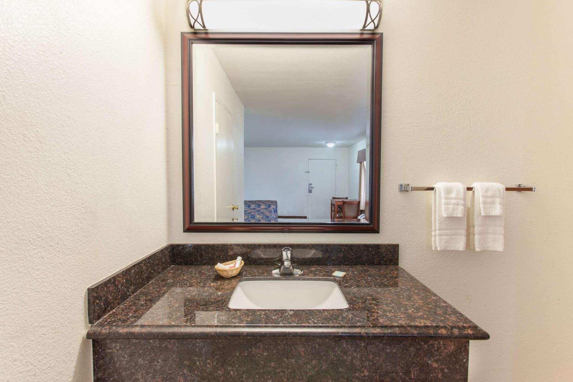Travelodge by Wyndham Hemet CA property views in Hemet, CA — gallery photo 3