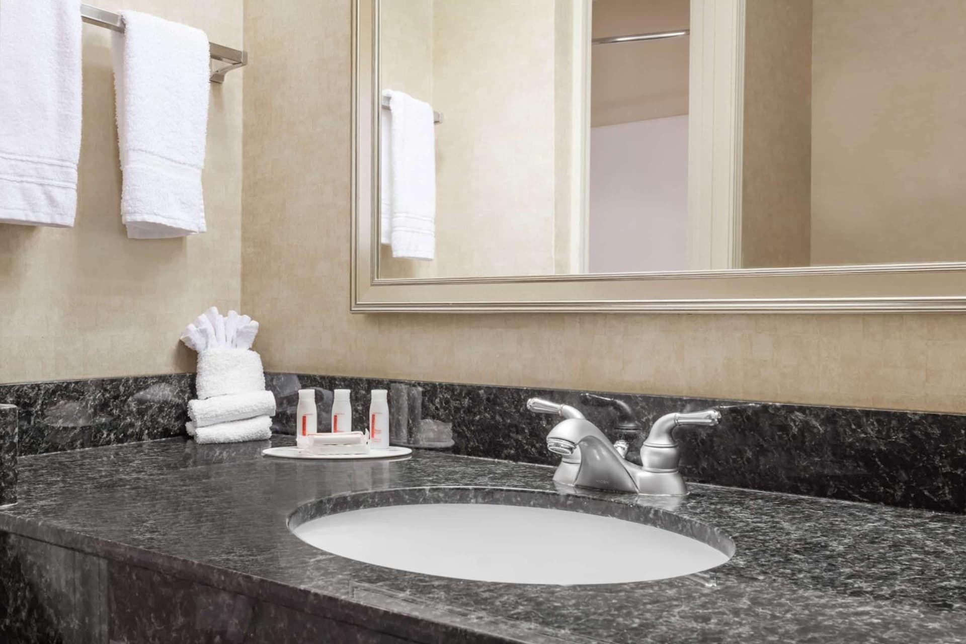 Howard Johnson by Wyndham Evansville East gallery photo in Evansville, IN — image 23