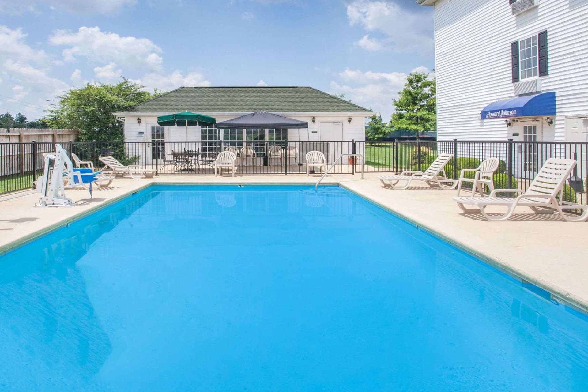 Howard Johnson by Wyndham Jackson interior in Jackson, TN — gallery photo 2