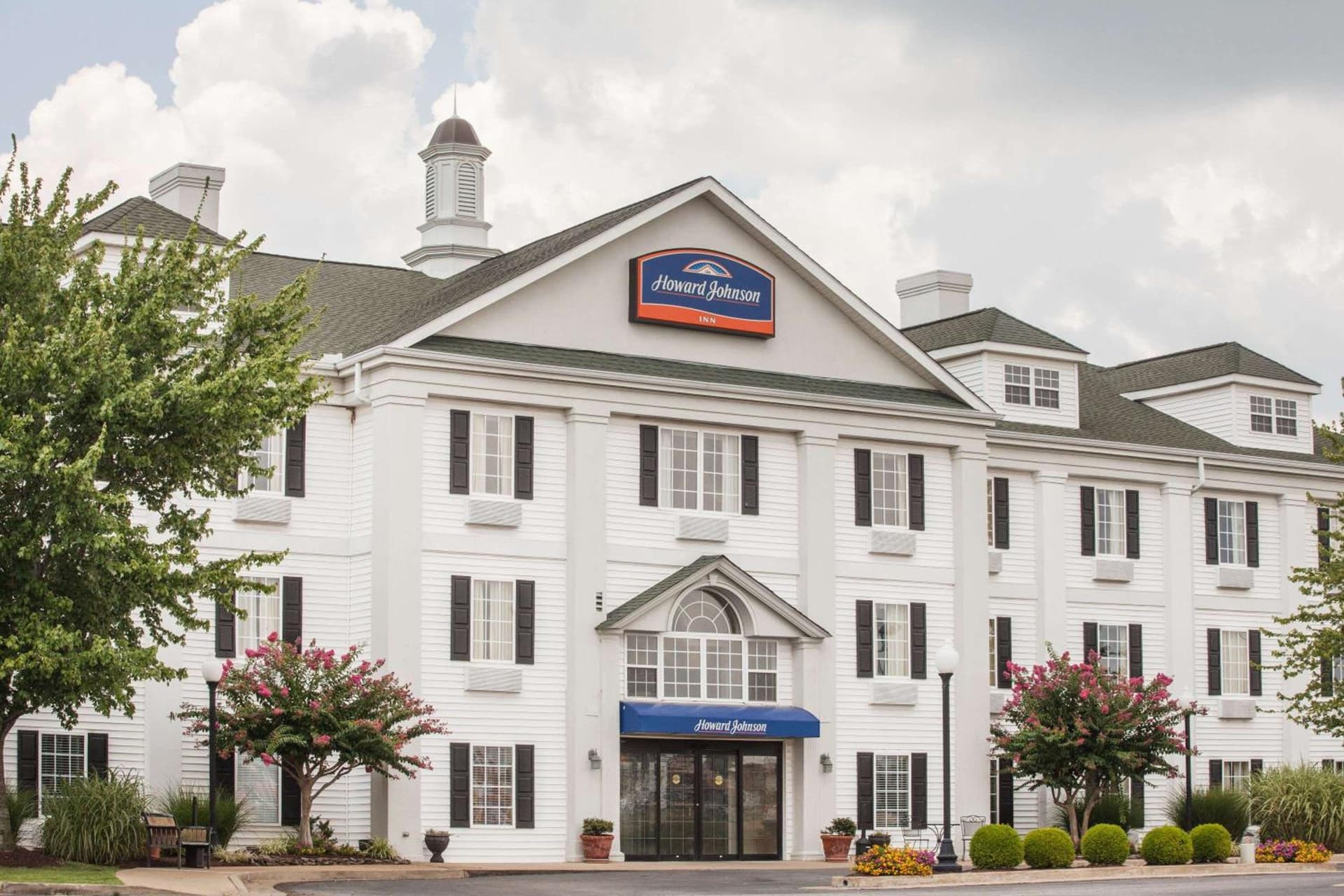 Howard Johnson by Wyndham Jackson featured exterior or lobby in Jackson, TN — similar hotel