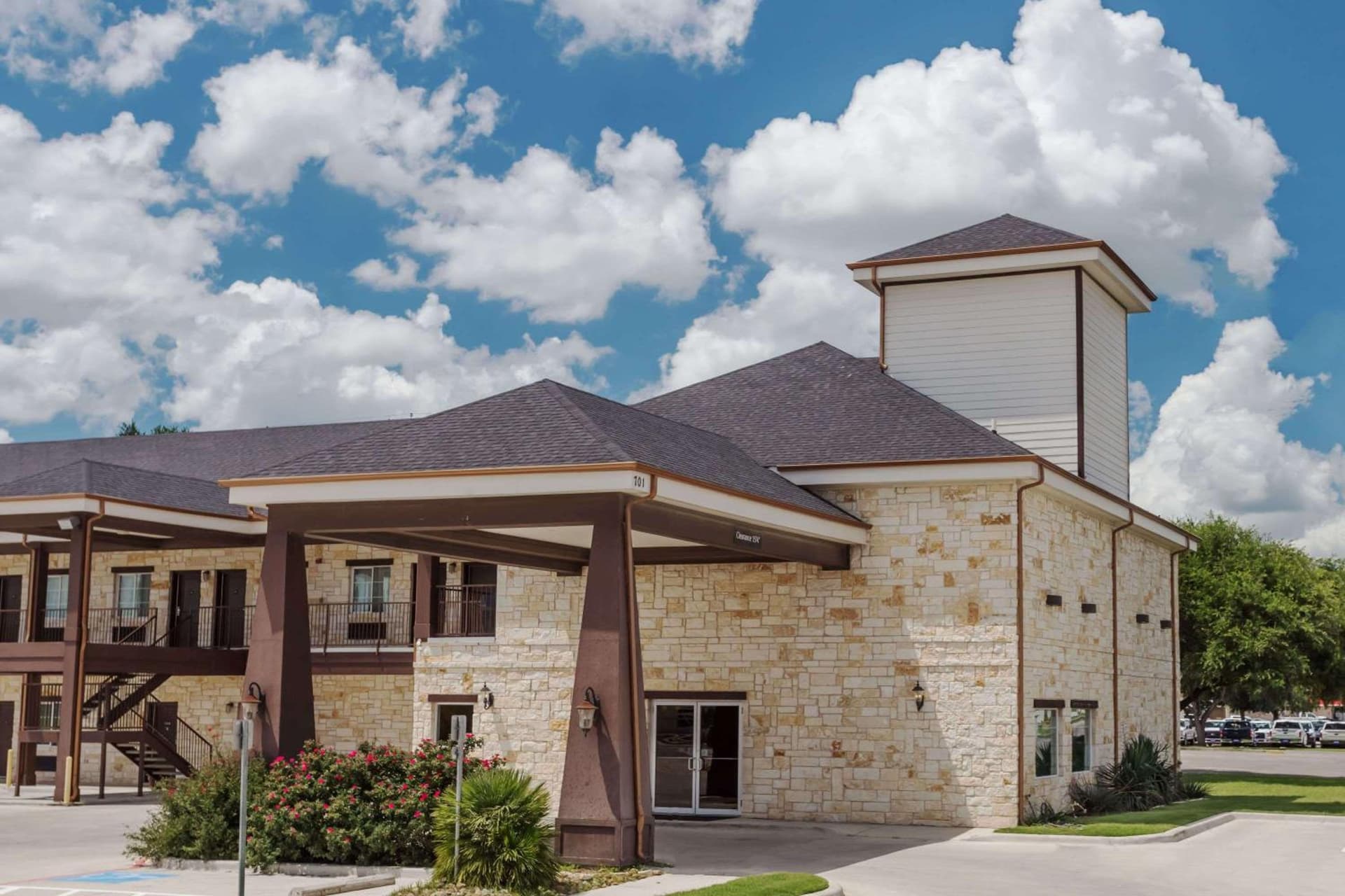Atria Inn & Suites featured exterior or lobby in Three Rivers, TX — similar hotel
