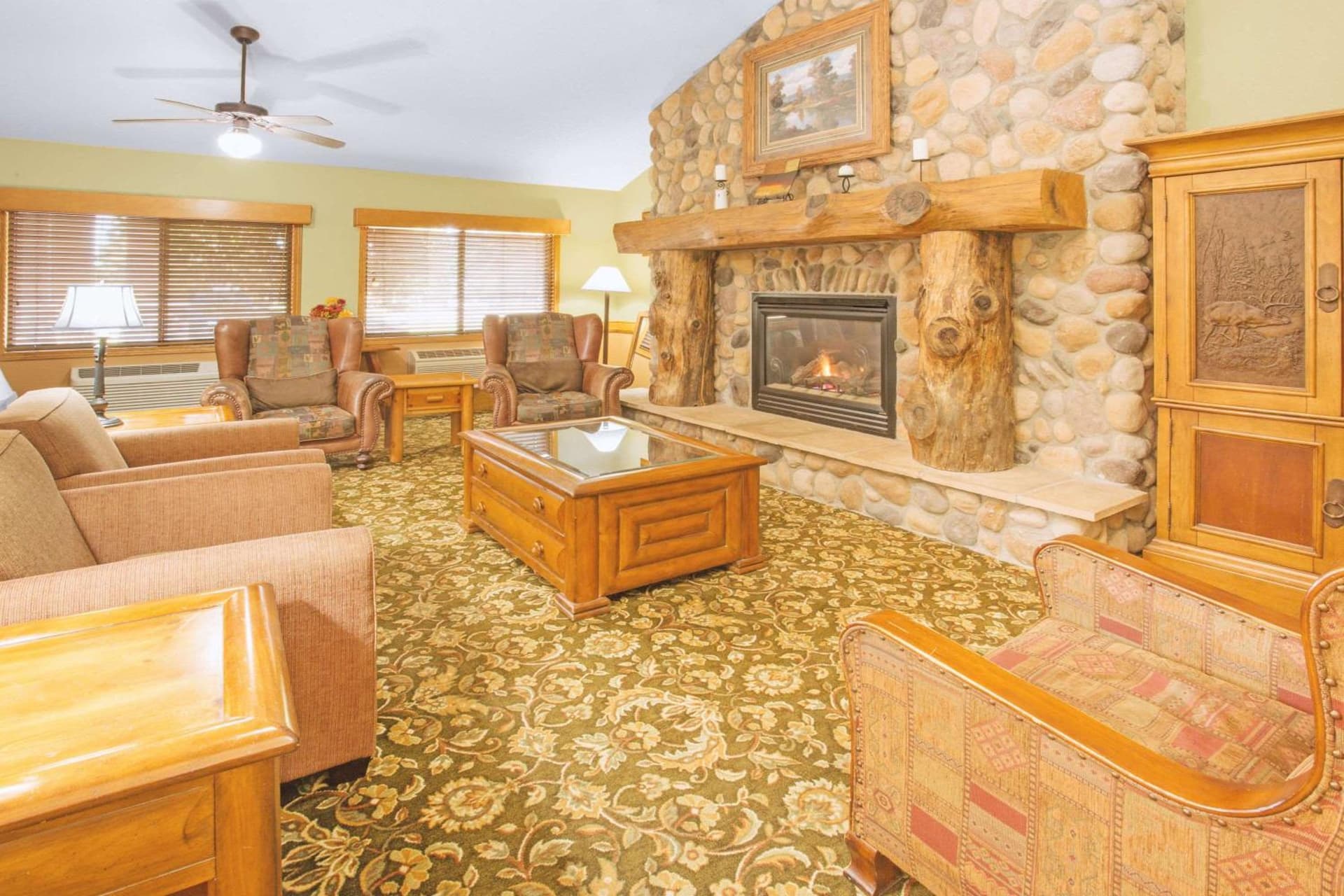 Super 8 by Wyndham Davenport interior in Davenport, IA — gallery photo 2