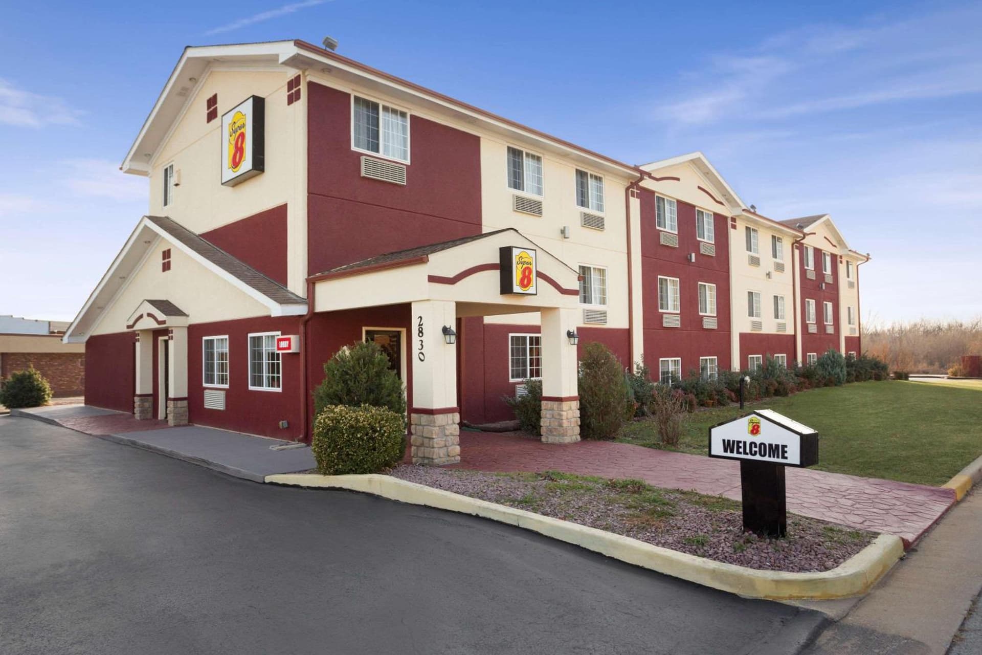 Super 8 by Wyndham Joplin interior in Joplin, MO — gallery photo 2
