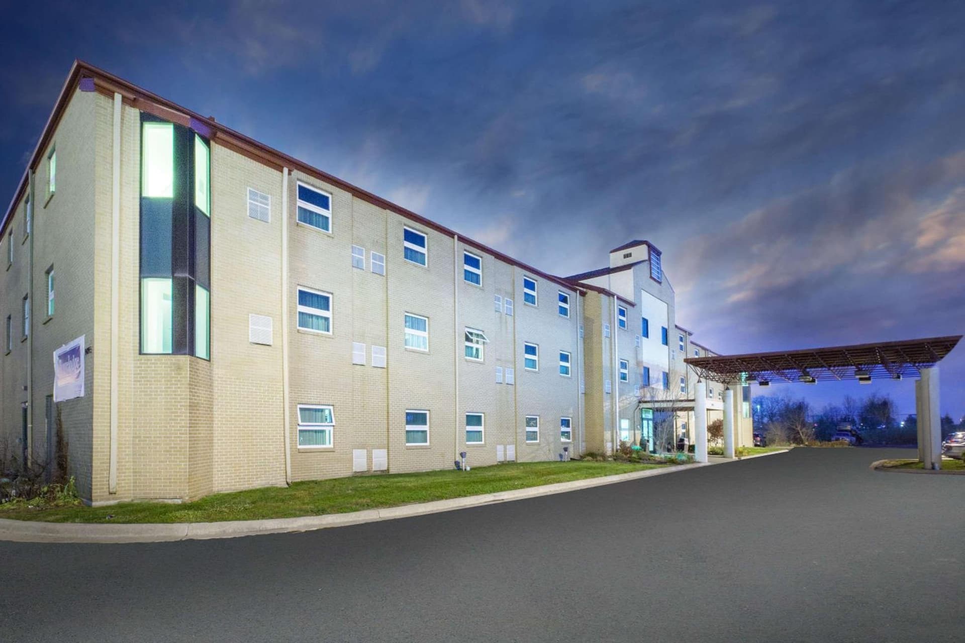 Travelodge by Wyndham Romulus Detroit Airport property views in Romulus, MI — gallery photo 3