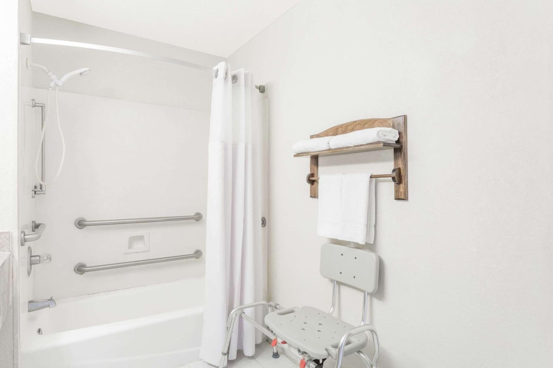 Brentwood Inn & Suites gallery photo in Suffolk, VA — image 7