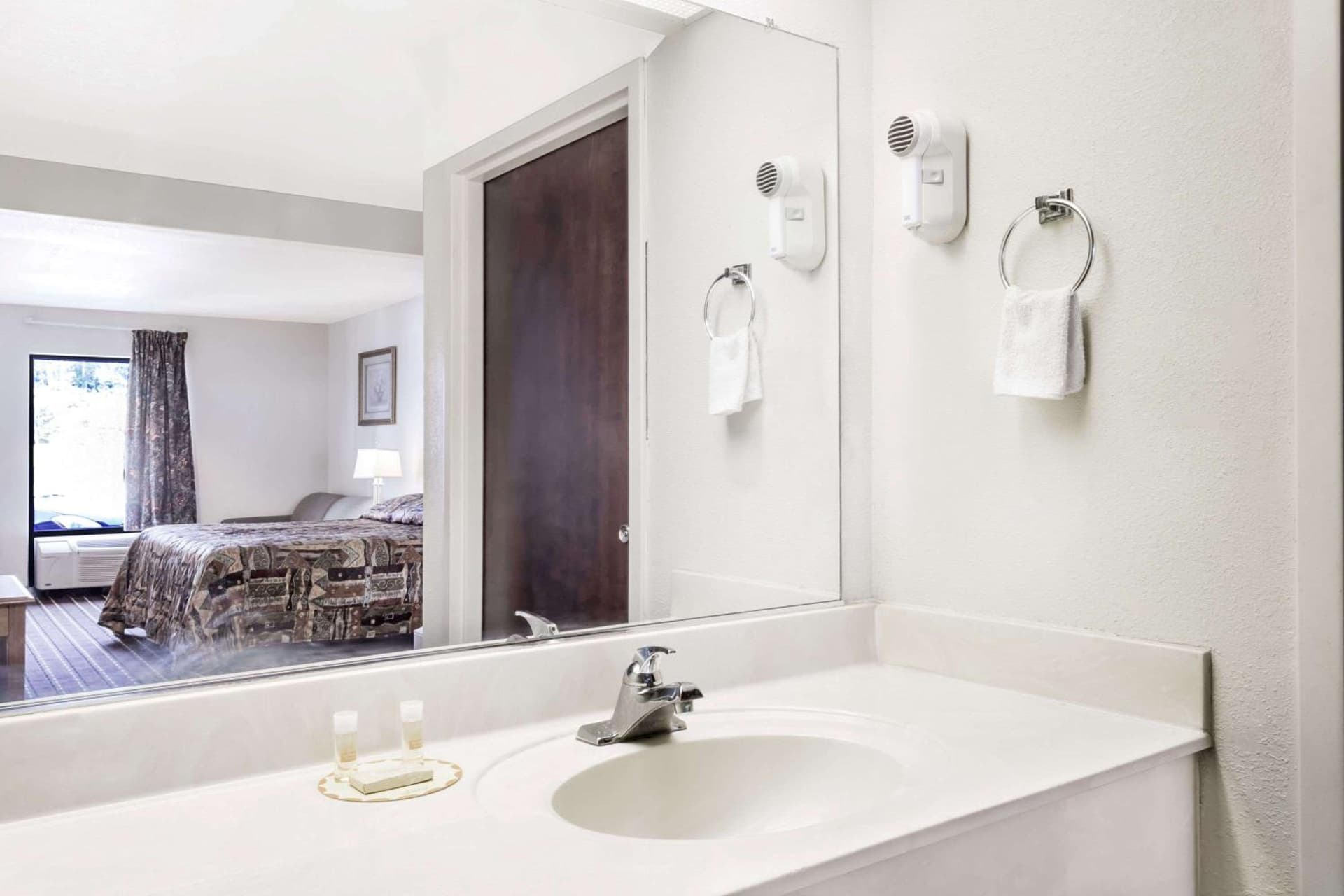 Brentwood Inn & Suites gallery photo in Suffolk, VA — image 9