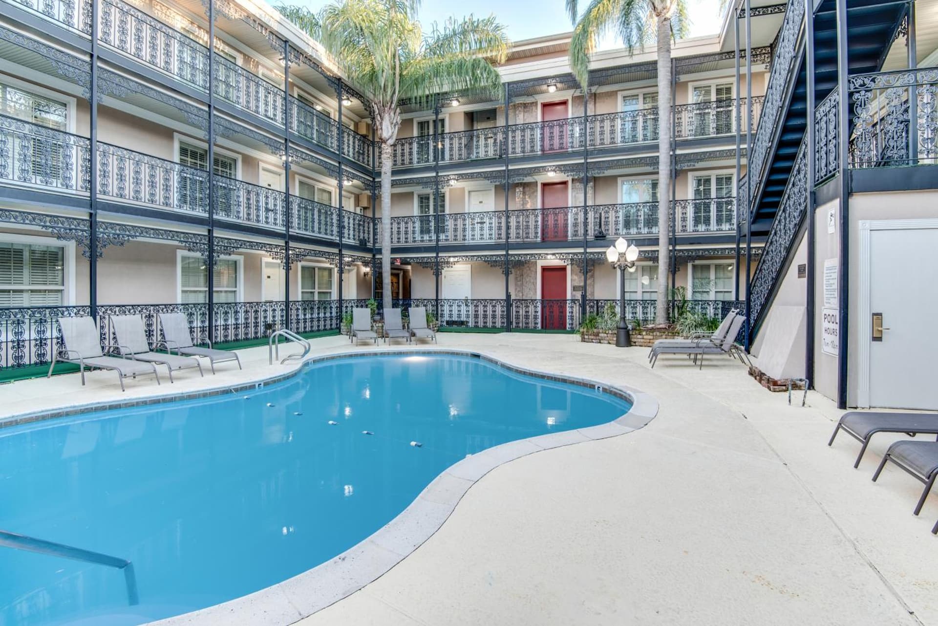 LA Plaza Apartments property views in Metairie, LA — gallery photo 3