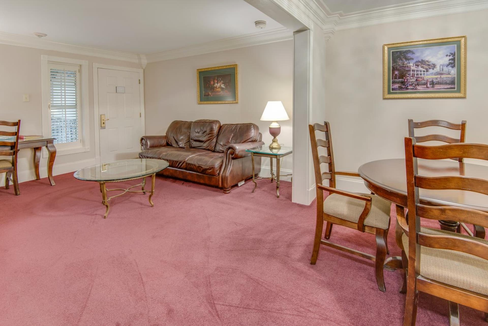 LA Plaza Apartments property views in Metairie, LA — gallery photo 3