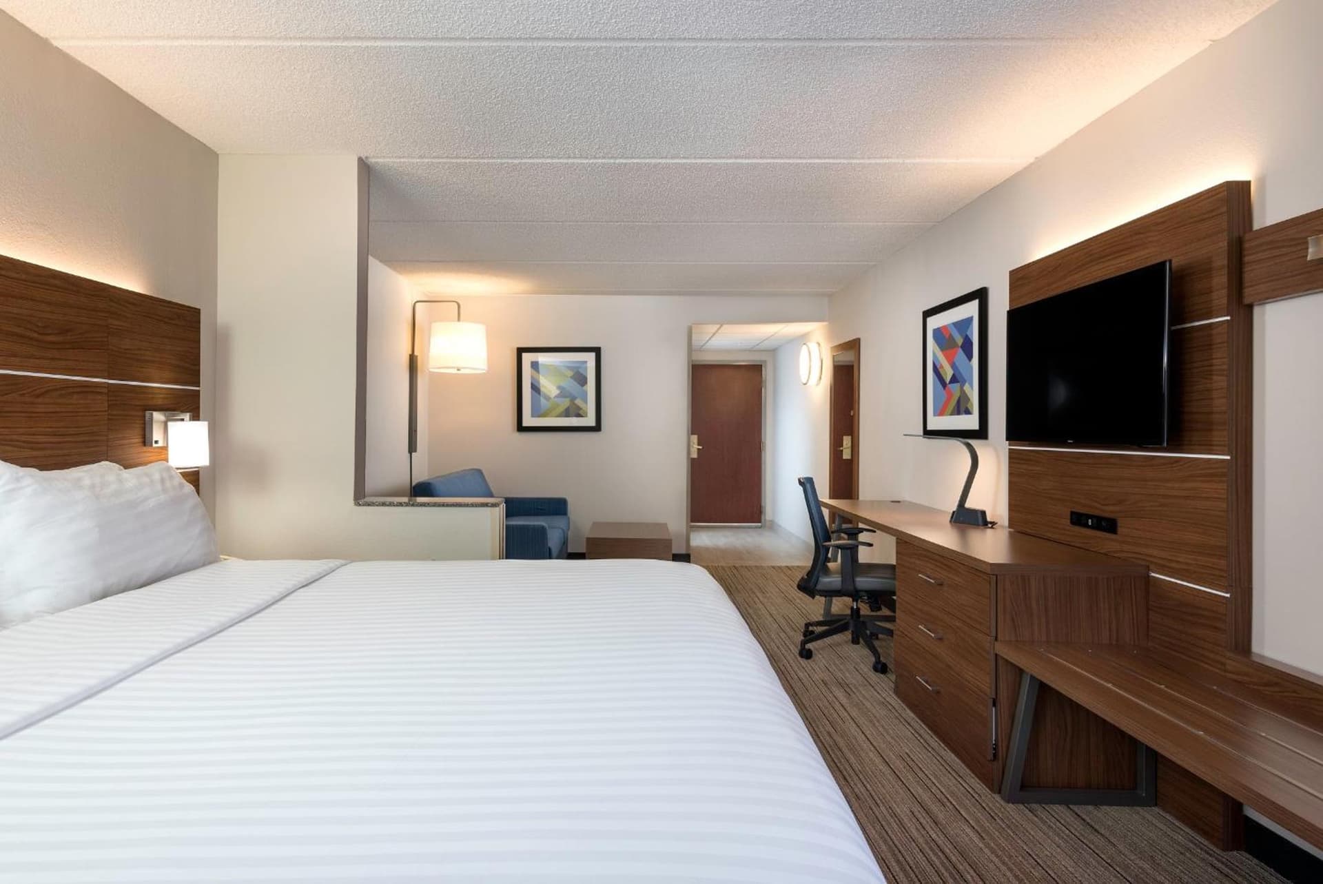 Holiday Inn Express & Suites Charlotte Arpt-Belmont by IHG interior in Belmont, NC — gallery photo 2