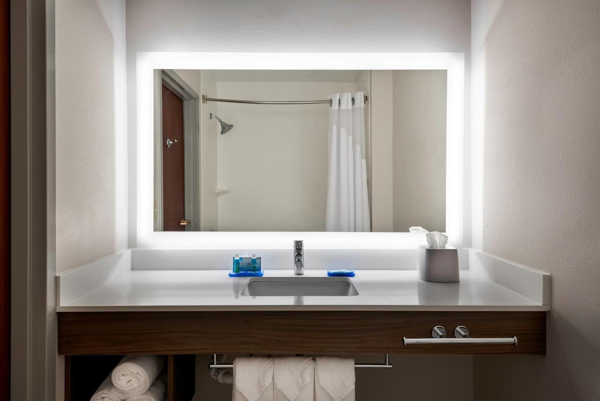 Holiday Inn Express & Suites Charlotte Arpt-Belmont by IHG property views in Belmont, NC — gallery photo 3