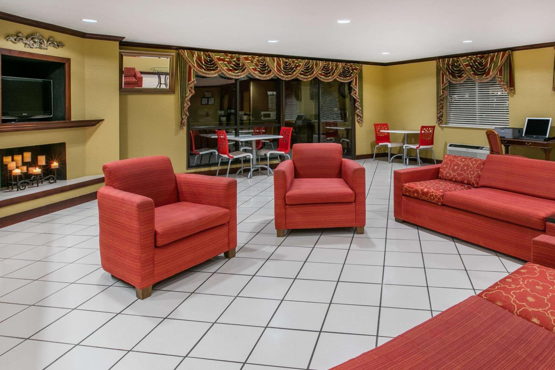 Quality Inn Lawton near Fort Sill interior in Lawton, OK — gallery photo 2