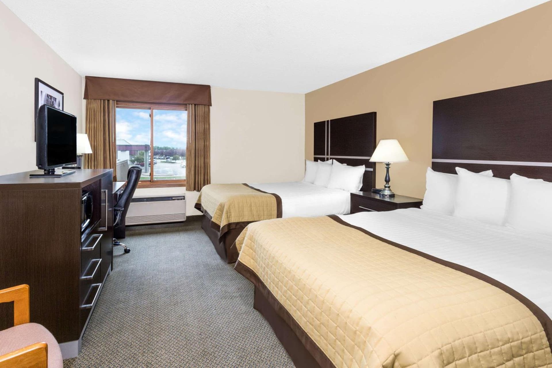 Baymont by Wyndham Green Bay gallery photo in Green Bay, WI — image 6