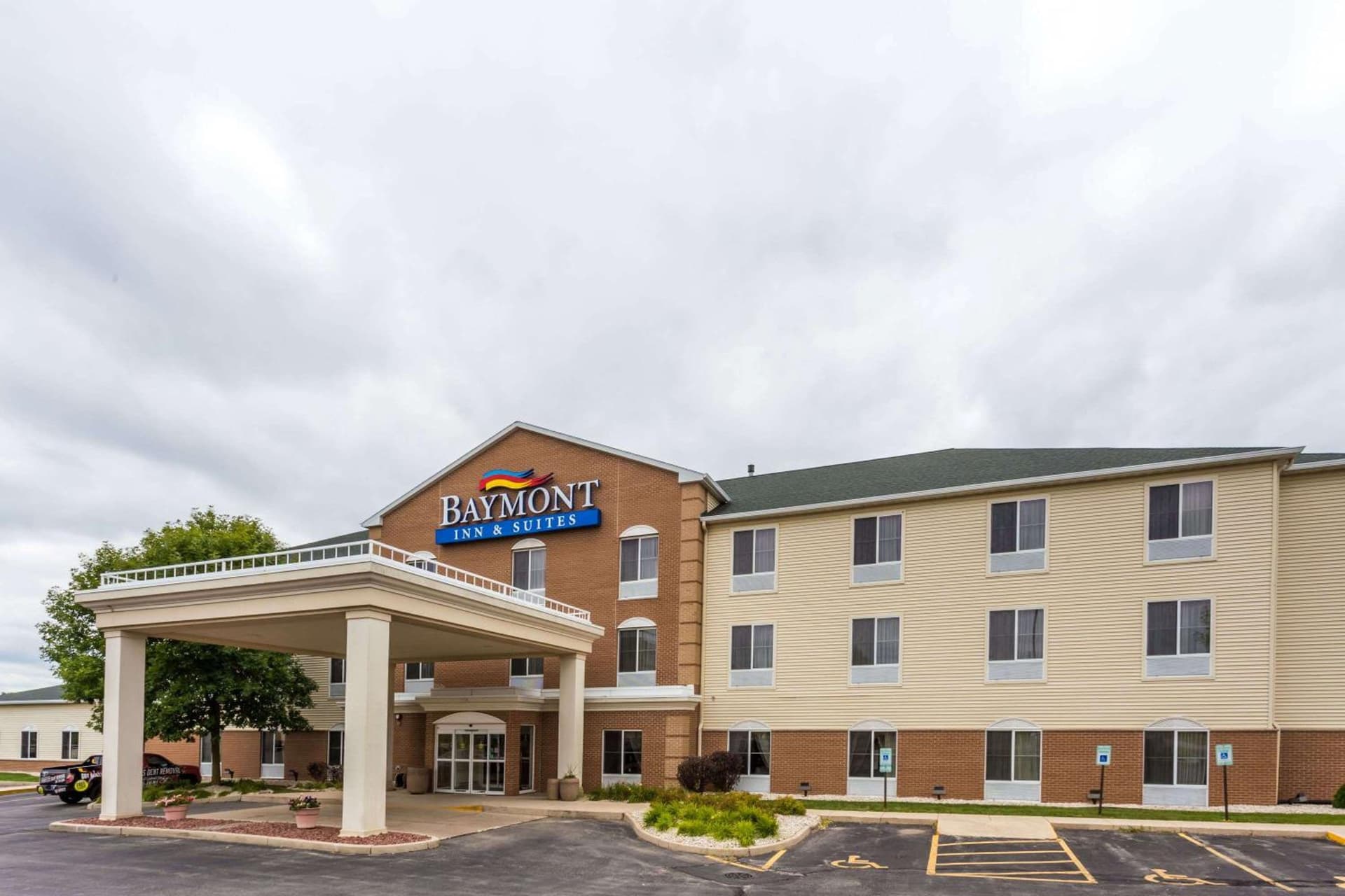 Baymont by Wyndham Waterford/Burlington WI interior in Waterford, WI — gallery photo 2
