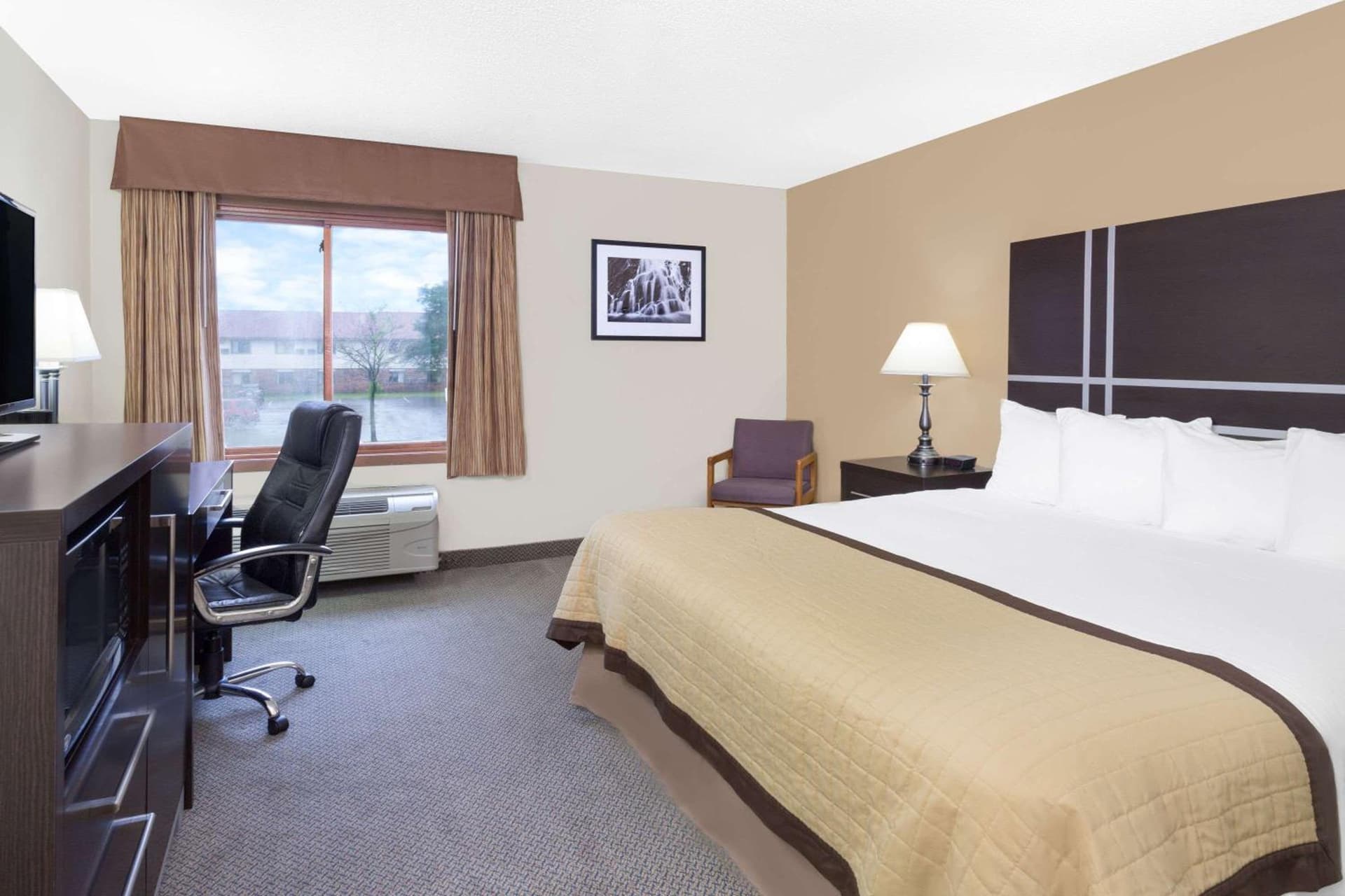 Baymont by Wyndham Green Bay gallery photo in Green Bay, WI — image 5