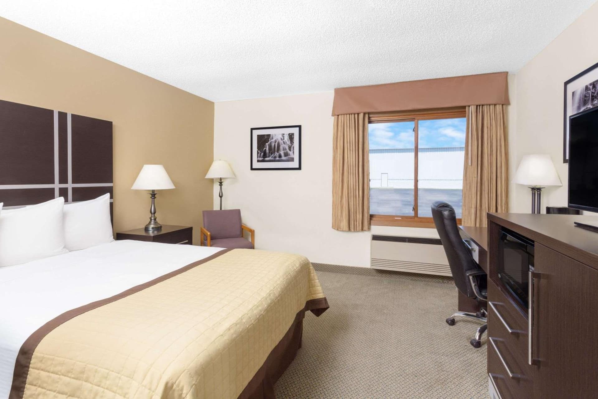 Baymont by Wyndham Green Bay gallery photo in Green Bay, WI — image 14