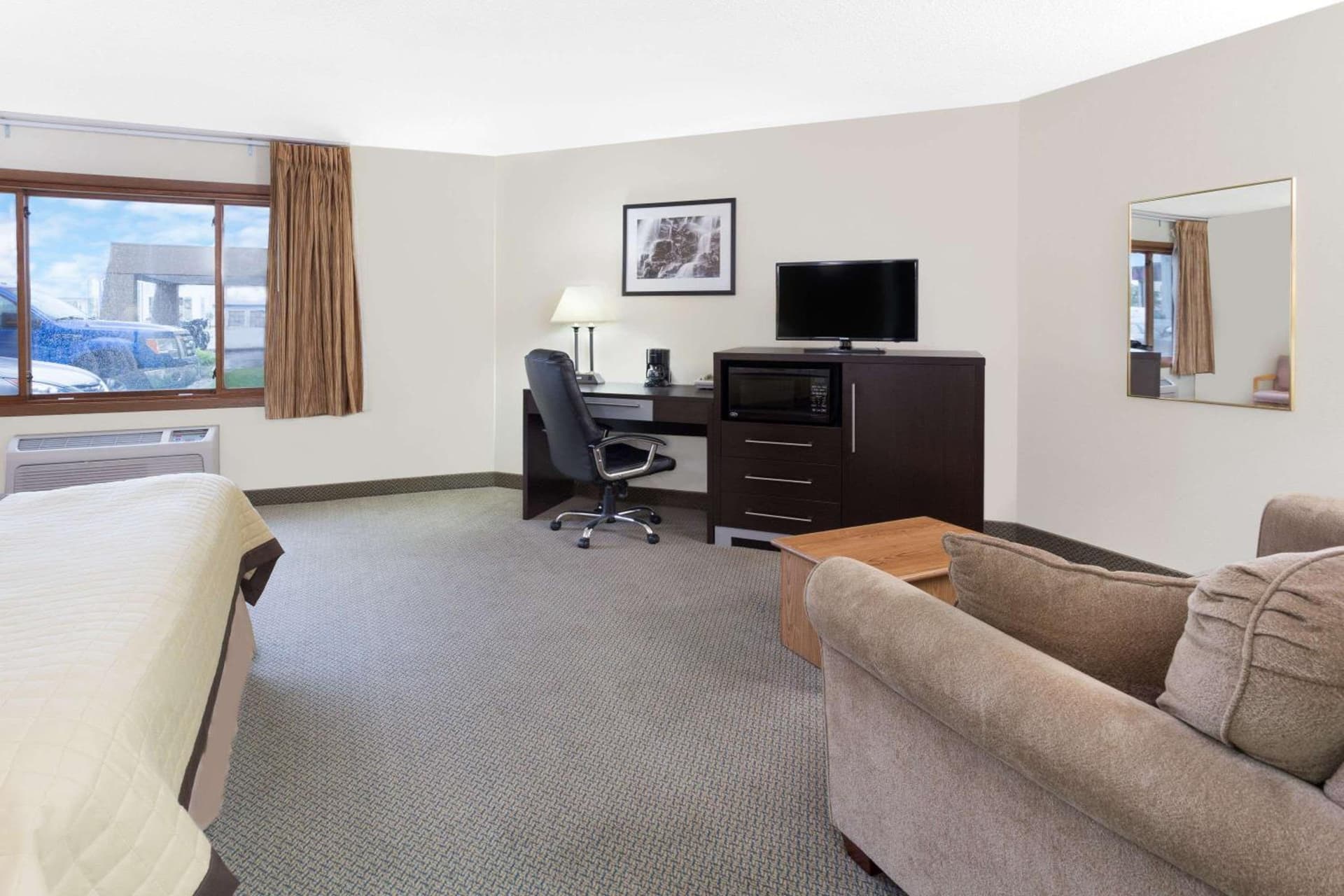 Baymont by Wyndham Green Bay gallery photo in Green Bay, WI — image 10