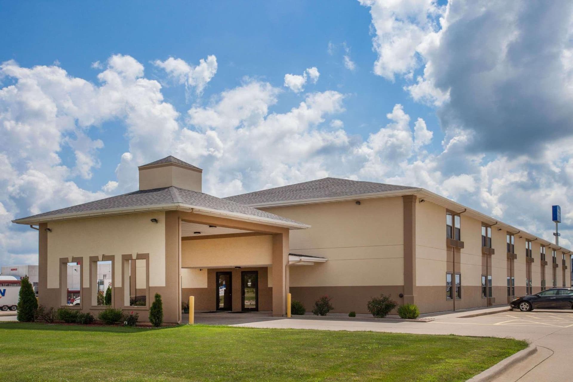 Baymont by Wyndham Morton featured exterior or lobby in Morton, IL — similar hotel