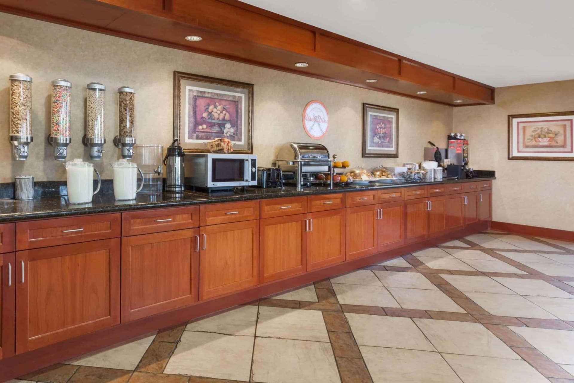 Howard Johnson by Wyndham Evansville East interior in Evansville, IN — gallery photo 2