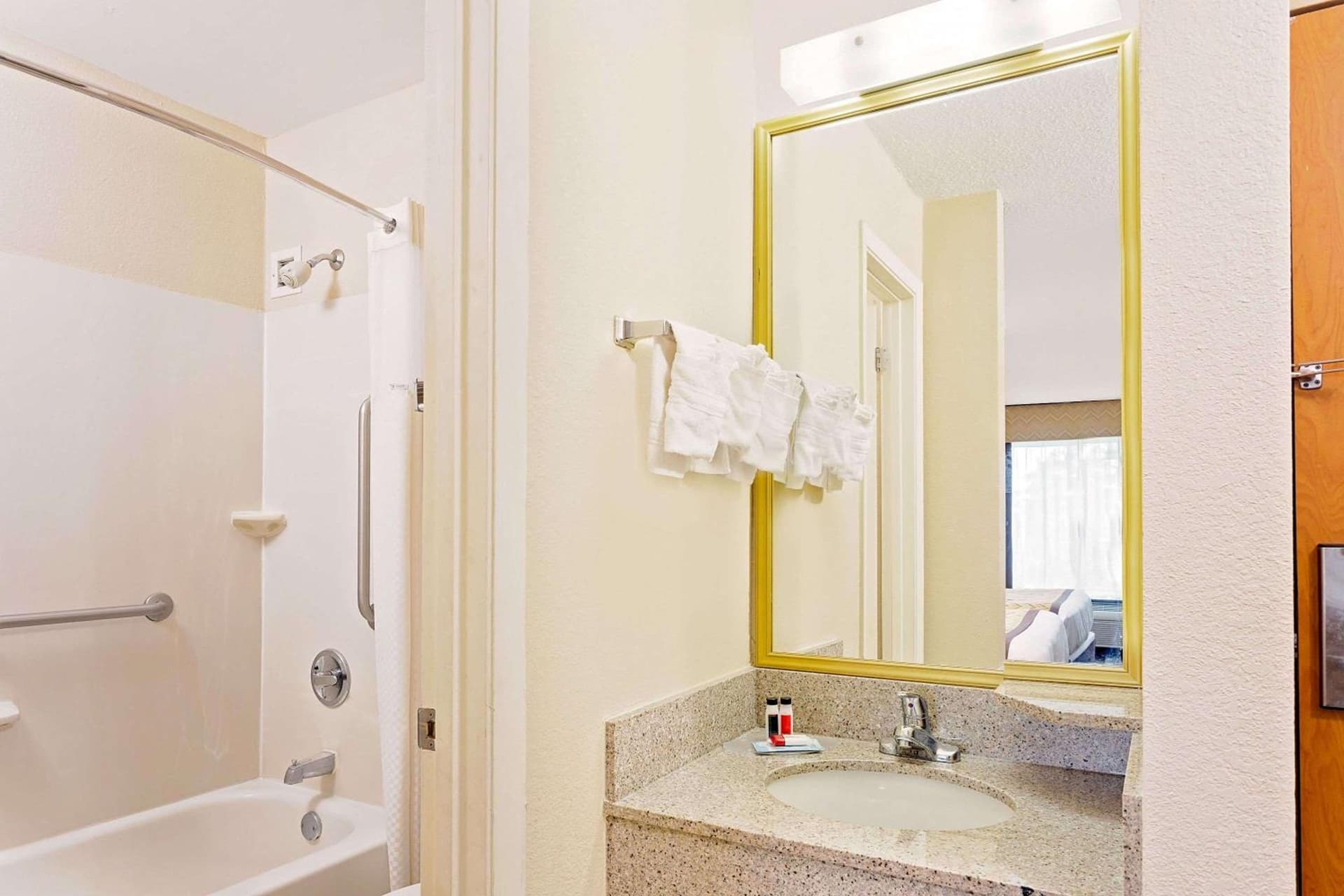 Baymont by Wyndham Kalamazoo East gallery photo in Kalamazoo, MI — image 41