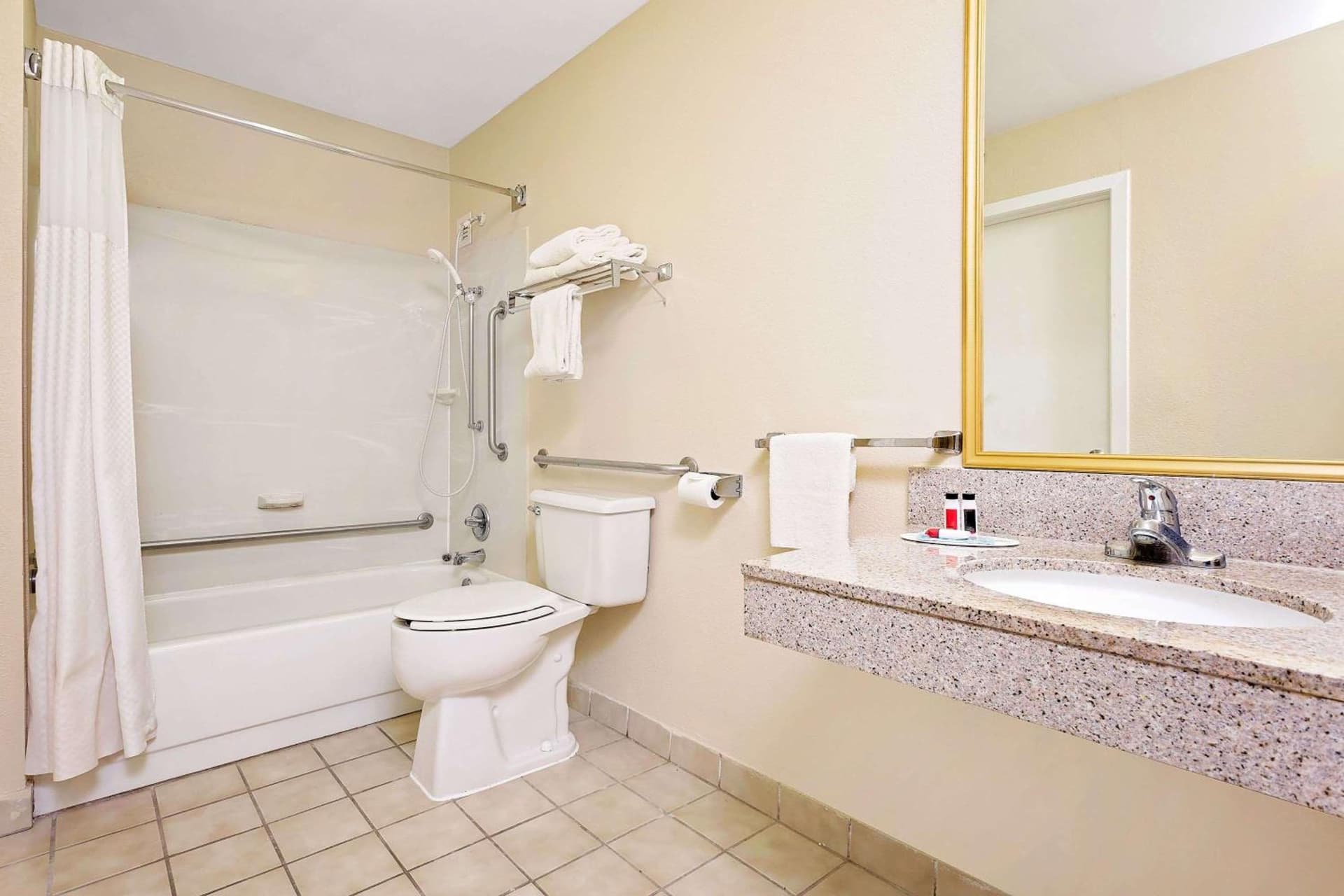 Baymont by Wyndham Kalamazoo East gallery photo in Kalamazoo, MI — image 15