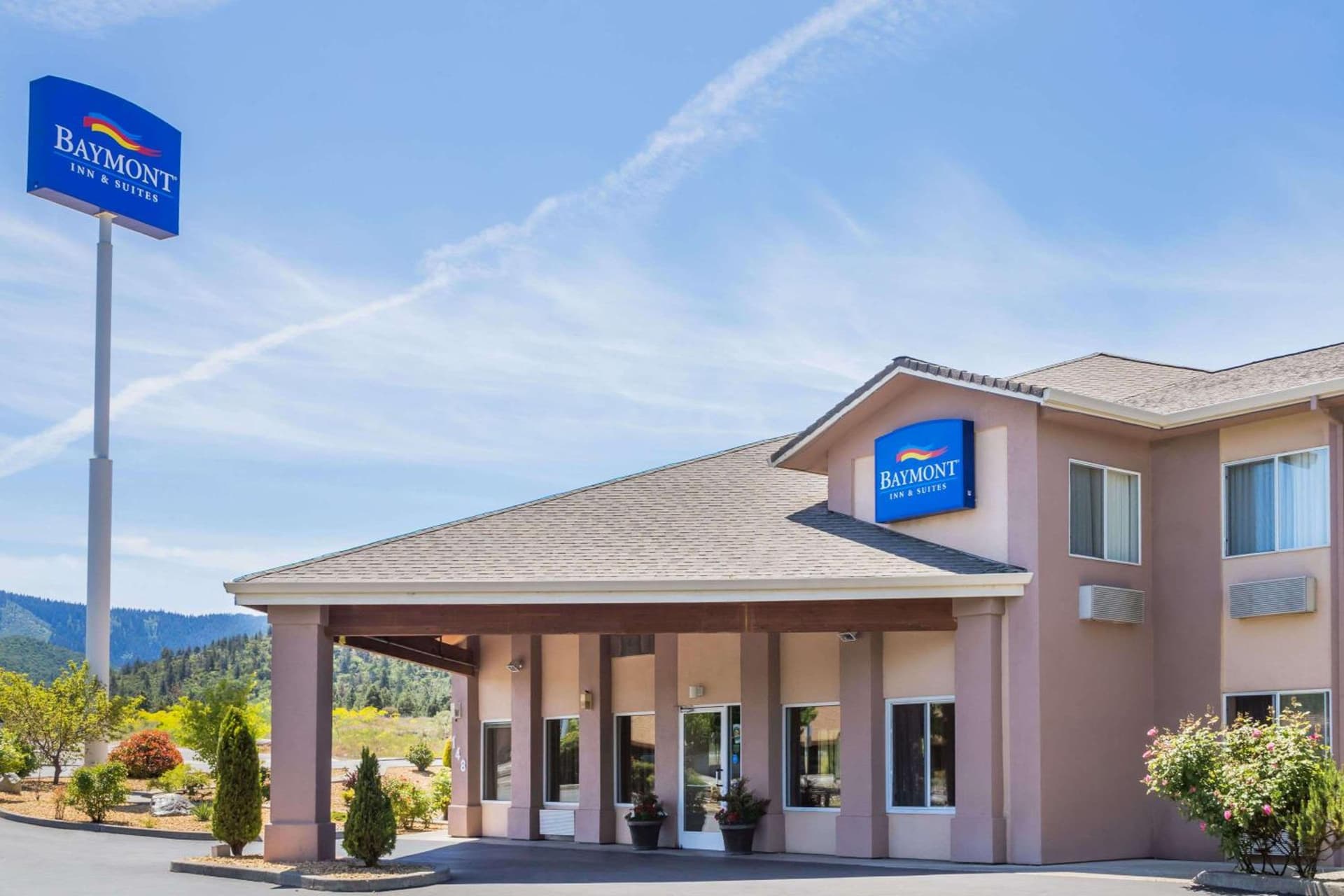 Baymont by Wyndham Yreka featured exterior or lobby in Yreka, CA — similar hotel