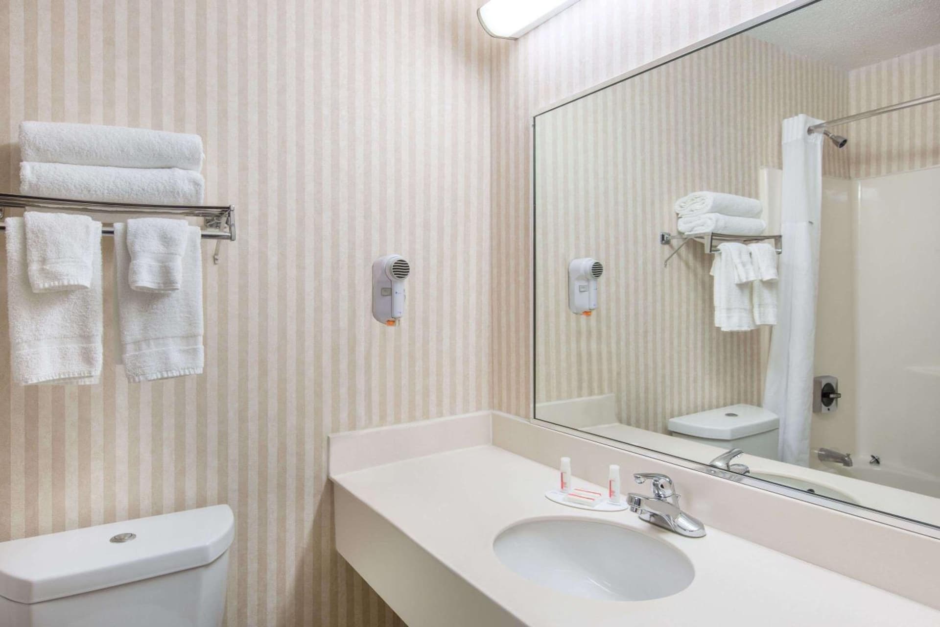 Baymont by Wyndham Bartonsville Poconos gallery photo in Bartonsville — image 16