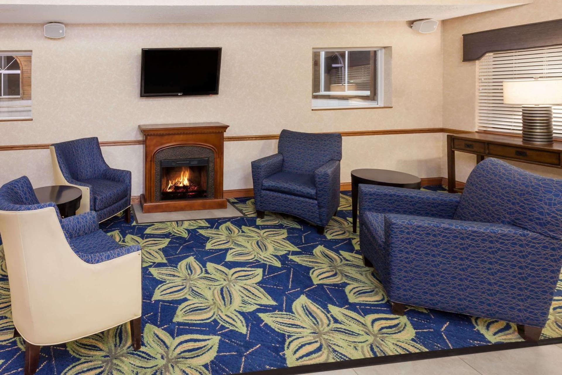 Baymont by Wyndham Galesburg interior in Galesburg, IL — gallery photo 2