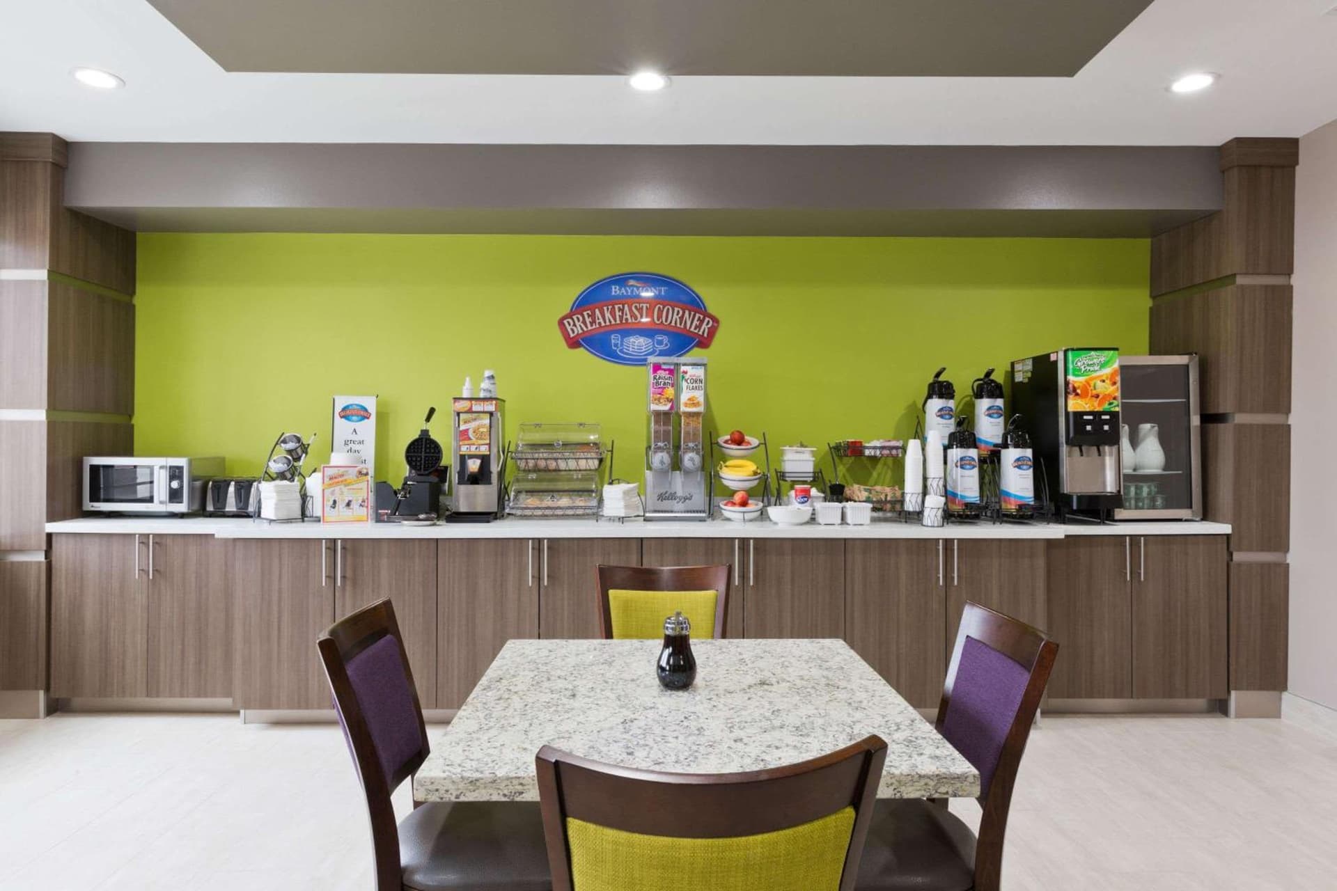 Baymont by Wyndham Bryan College Station interior in Bryan, TX — gallery photo 2