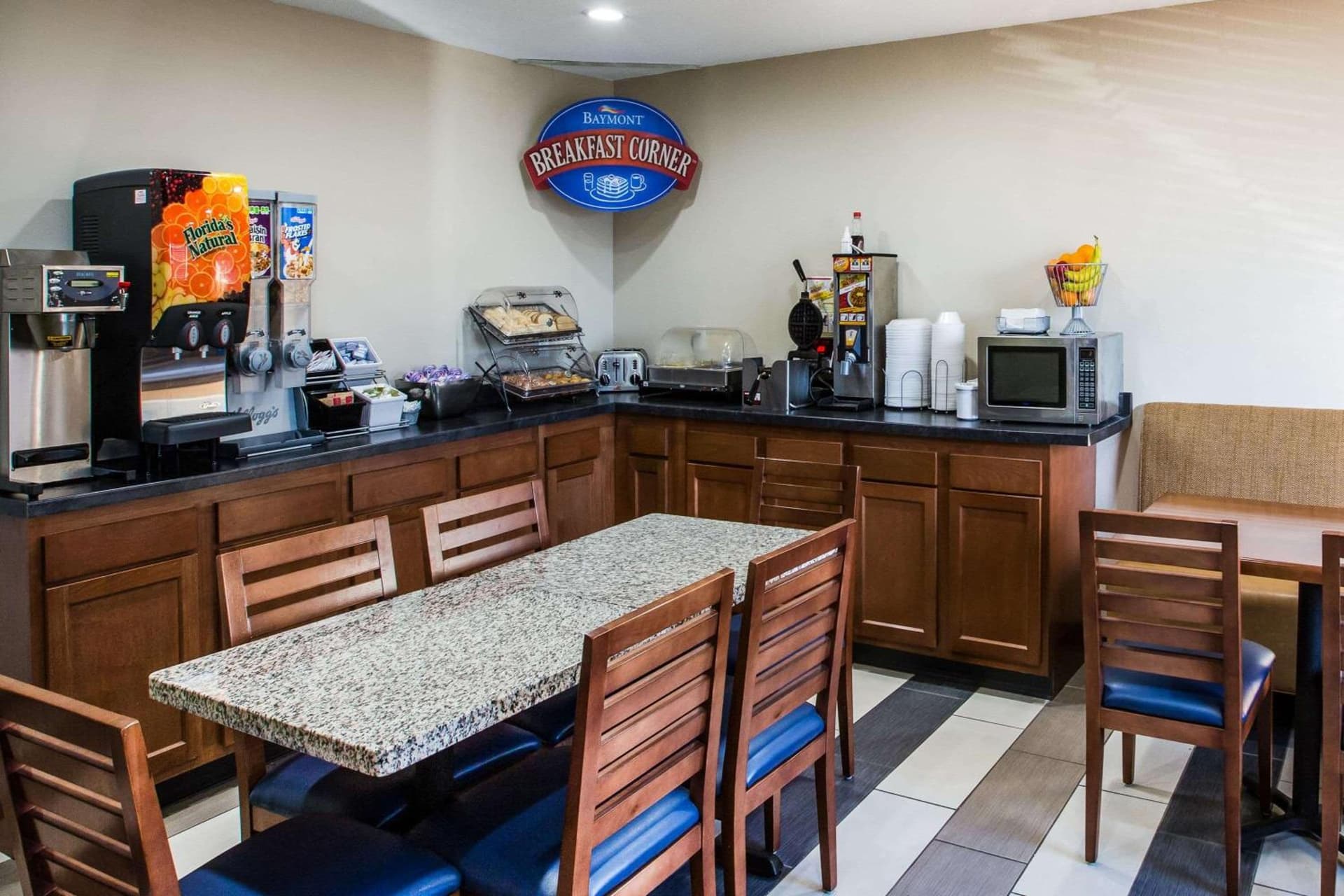 Baymont by Wyndham Cedar Rapids property views in Cedar Rapids, IA — gallery photo 3