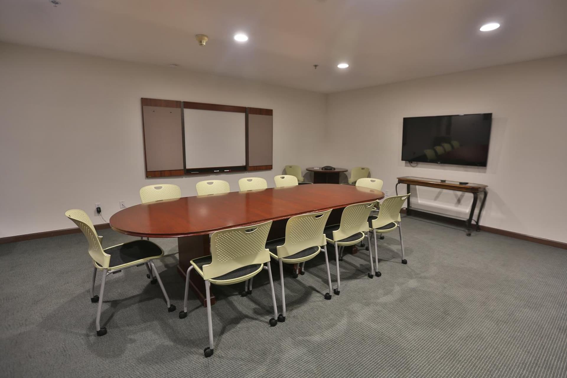 Ivy Court Inn and Suites property views in South Bend, IN — gallery photo 3