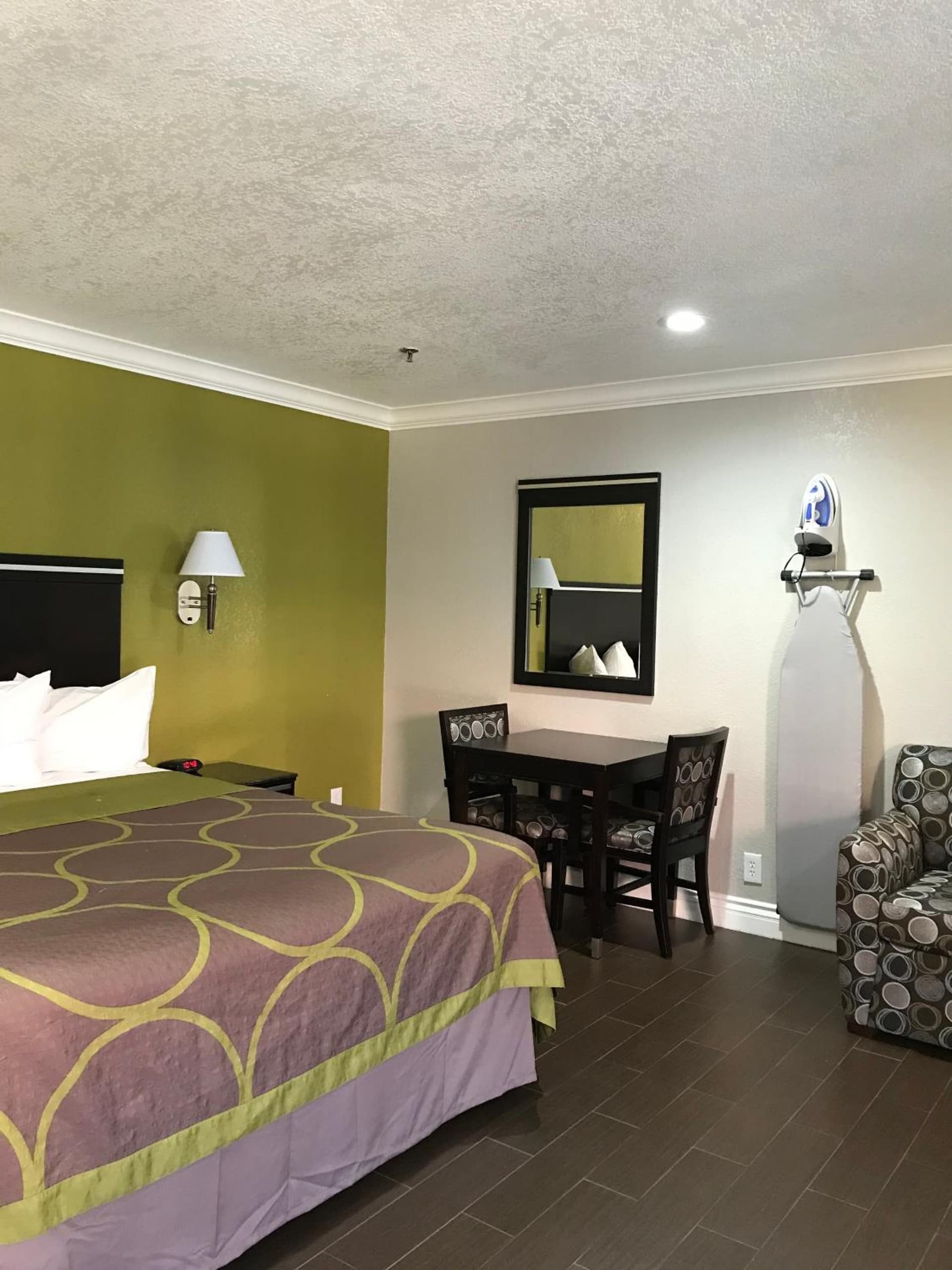 Super 8 by Wyndham Inglewood/LAX/LA Airport gallery photo in Inglewood, CA — image 8