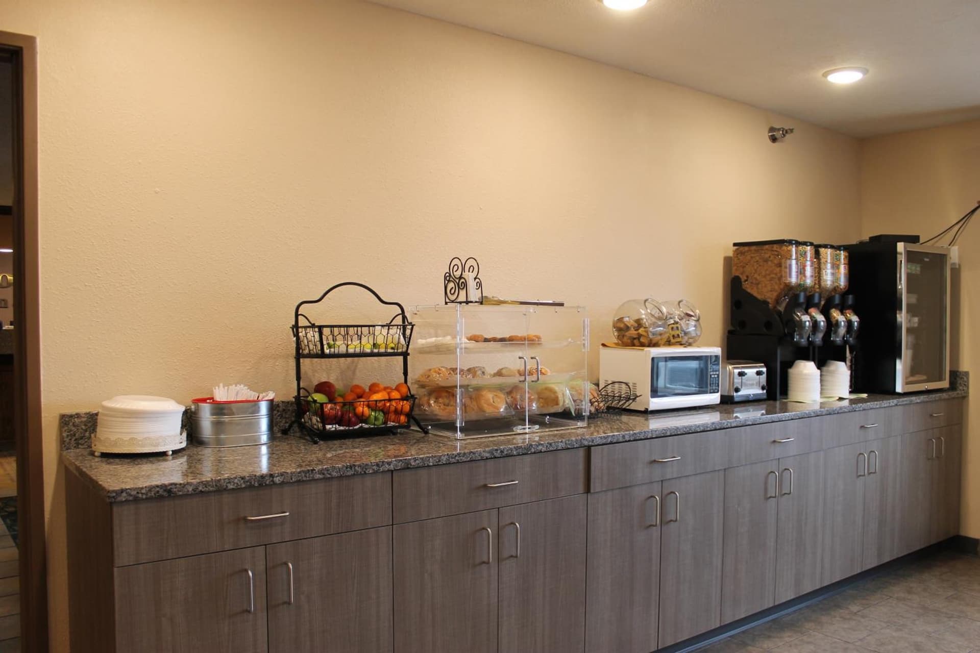 New Victorian Inn & Suites Lincoln interior in Lincoln, NE — gallery photo 2
