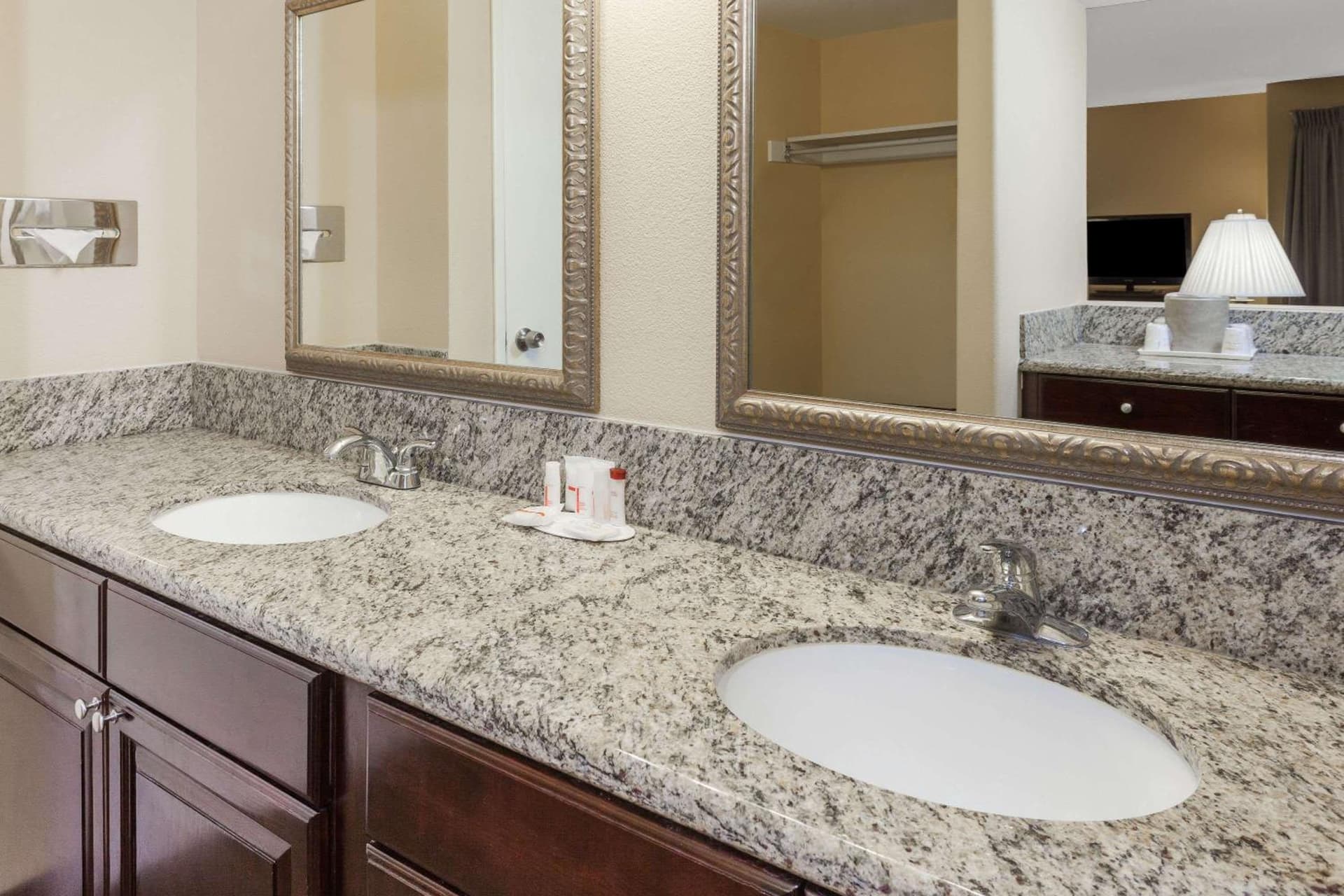 Ramada Plaza by Wyndham Garden Grove/Anaheim South gallery photo in Garden Grove, CA — image 6