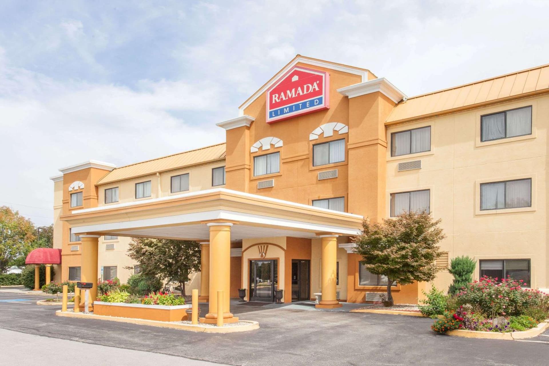 Baymont by Wyndham Decatur IL North featured exterior or lobby in Forsyth, IL — similar hotel