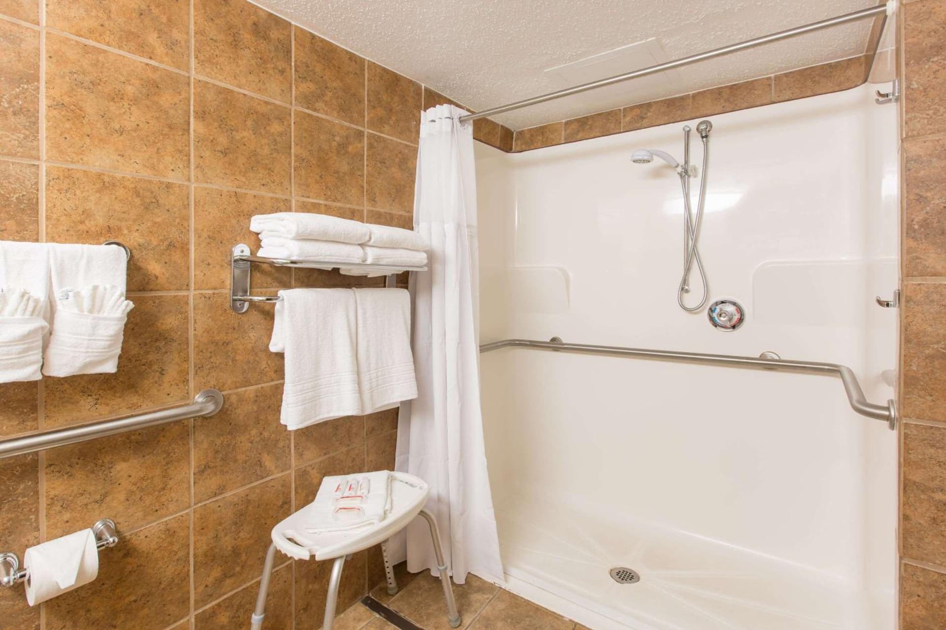 Ramada by Wyndham Sioux Falls Airport - Waterpark Resort & Event Center gallery photo in Sioux Falls, SD — image 127