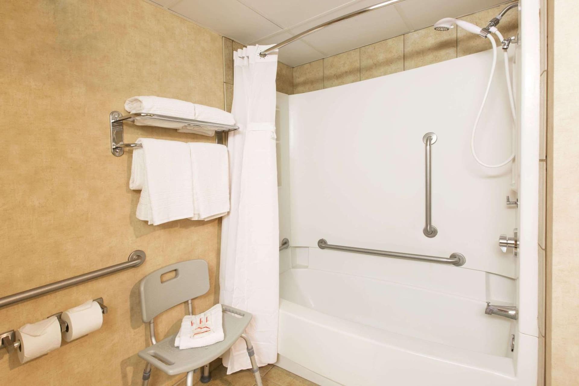 Ramada by Wyndham Sioux Falls Airport - Waterpark Resort & Event Center gallery photo in Sioux Falls, SD — image 147