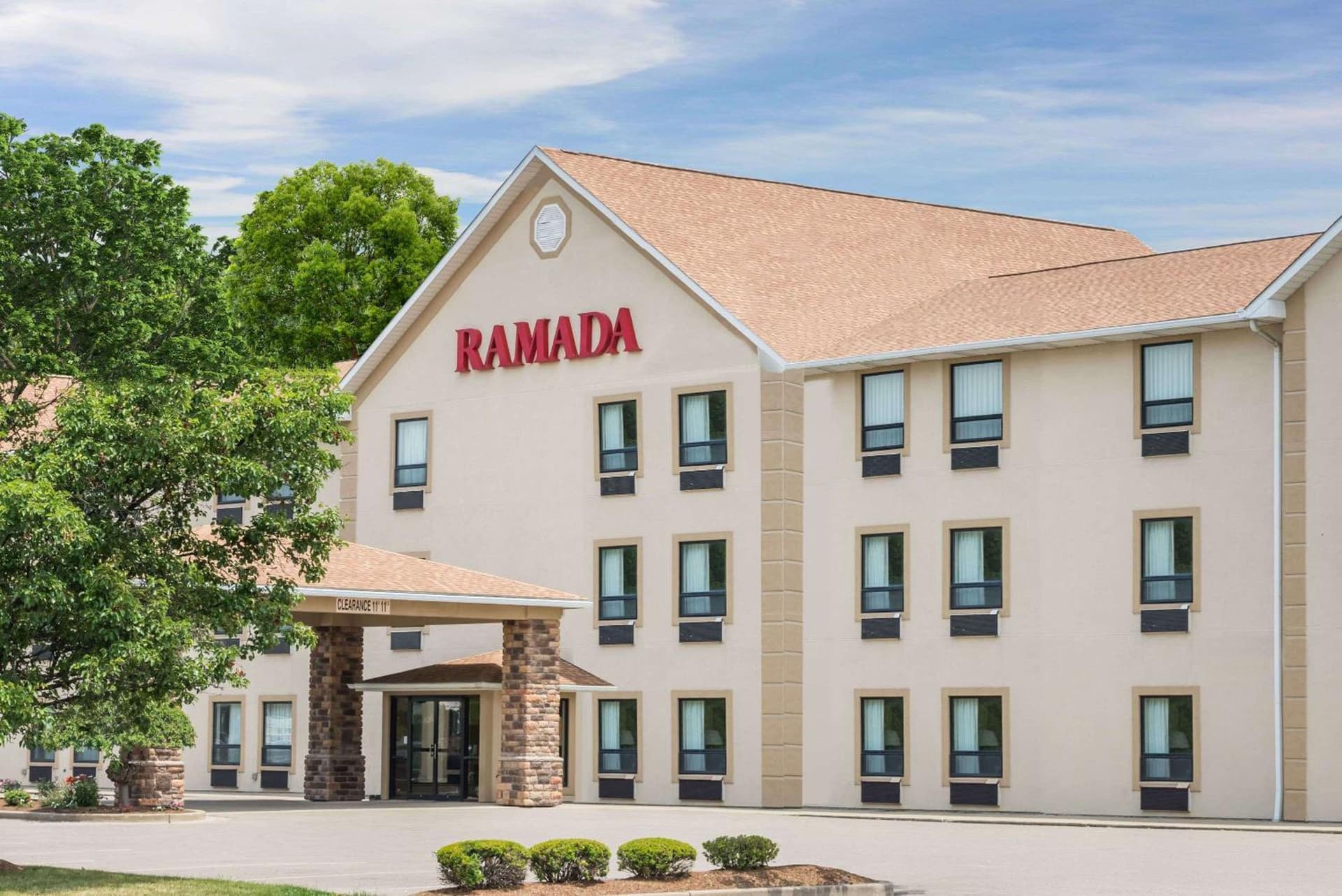 Ramada by Wyndham Strasburg Dover — hotel in Dover, Ohio
